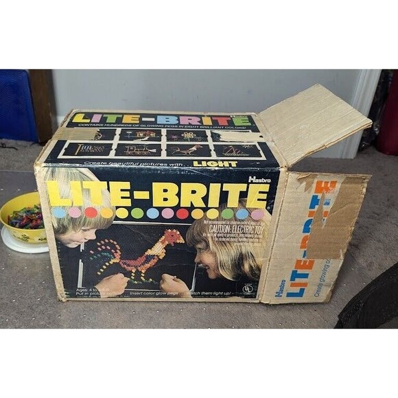 Vintage Lite Brite Hasbro 1973 Light Bright W/ORIGINAL BOX, PEGS, & PAPERS - Picture 12 of 12